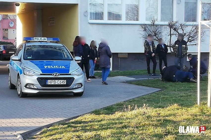 Pijany w sztok 13-latek leżał pod blokiem. Ogrzewał go własnym ciałem przechodzień