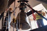 XVII-wieczny dzwon Maryan po naprawie, którą przeszedł na Śląsku, wrócił na wieżę farną w Krośnie [ZDJĘCIA]