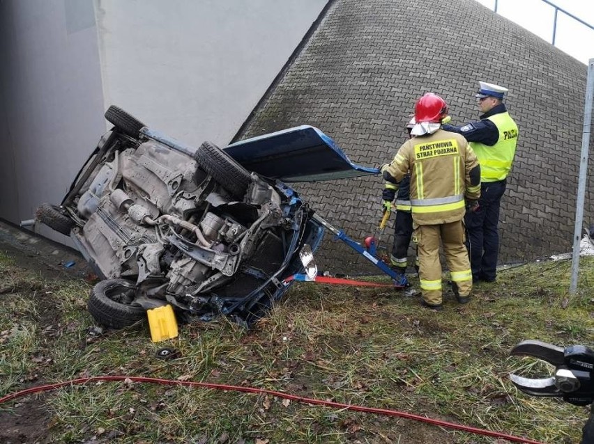 Poważny wypadek pod Nowym Tomyślem. Kierowcę zabrał śmigłowiec LPR