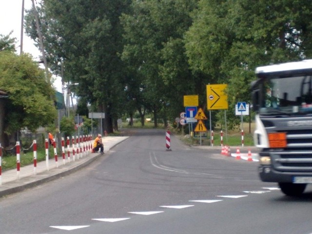 Droga w Domaszowicach na Świerczów jest zamknięta. Objazd prowadzi przez Namysłów, do którego jest 12 km, a potem do Świerczowa, czyli kolejne kilkanaście kilometrów.