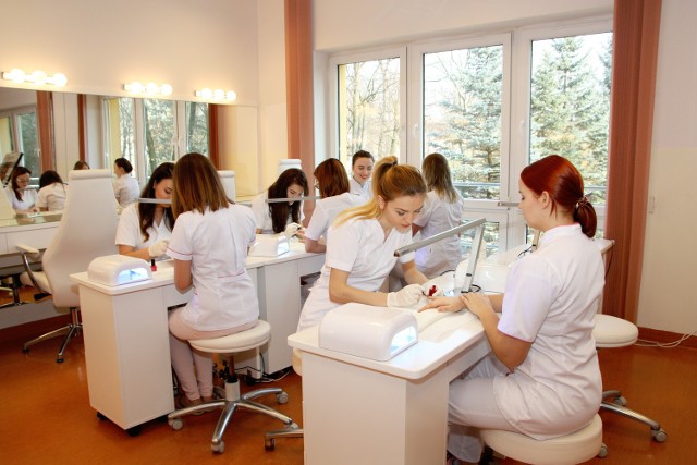 Nowa pracownia umożliwia studentom naukę wykonywania manicure hybrydowego i przedłużania płytki paznokciowej.