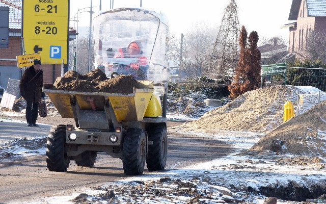 Zielona Góra. 22 stycznia. Trwają prace przy remoncie ul. Dworcowej.