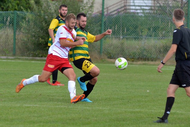 Huragan Przedbórz (biało-czerwone stroje) zakończył bój z Widełka remisem, choć na dwie minuty przed końcem spotkania prowadził 2:1.