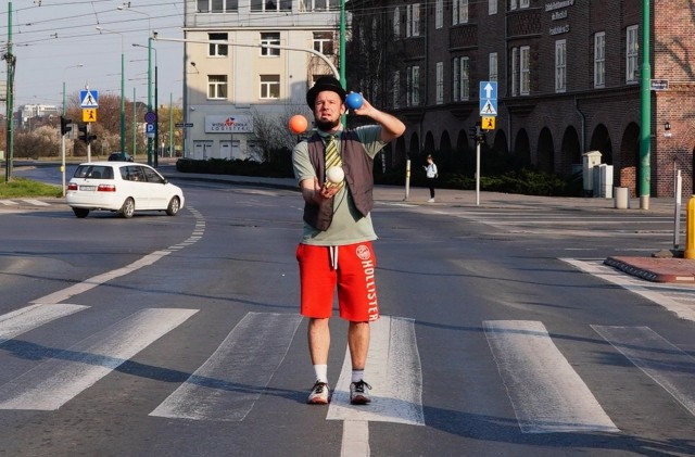 Młody żongluje dla poznańskich kierowców