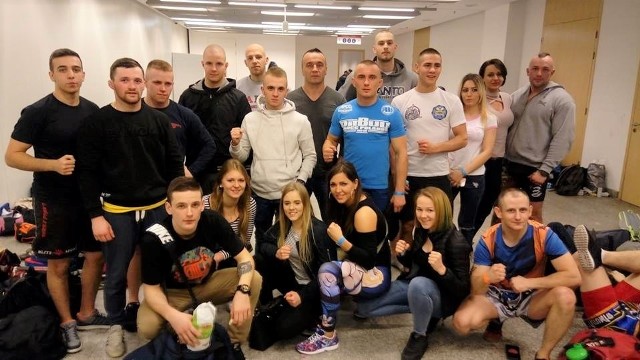 Ekipa klubu Grappler Grudziądz podczas mistrzostw Polski w MMA na Stadionie Narodowym w Warszawie