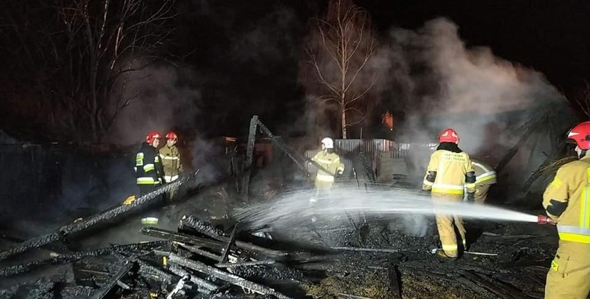 W Pionkach wybuchł w nocy pożar w drewnianym garażu, strażacy ugasili ogień