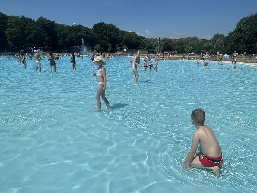 Arkonka oblegana przez plażowiczów. Wysokie temperatury i...