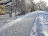 Śliskie i nieodśnieżone chodniki w mieście to problem wszystkich mieszkańców. Kraków nie jest pod tym względem wyjątkiem 