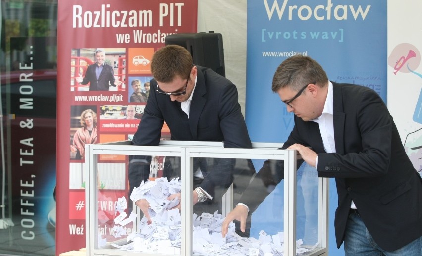 Losowanie nagród za PIT we Wrocławiu - kto wygrał toyotę?