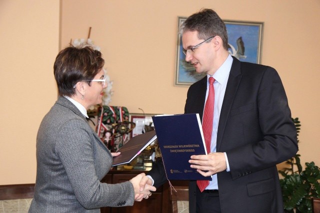 Umowę podpisali Marzena Bernat, wójt gminy i marszałek Adam Jarubas. 