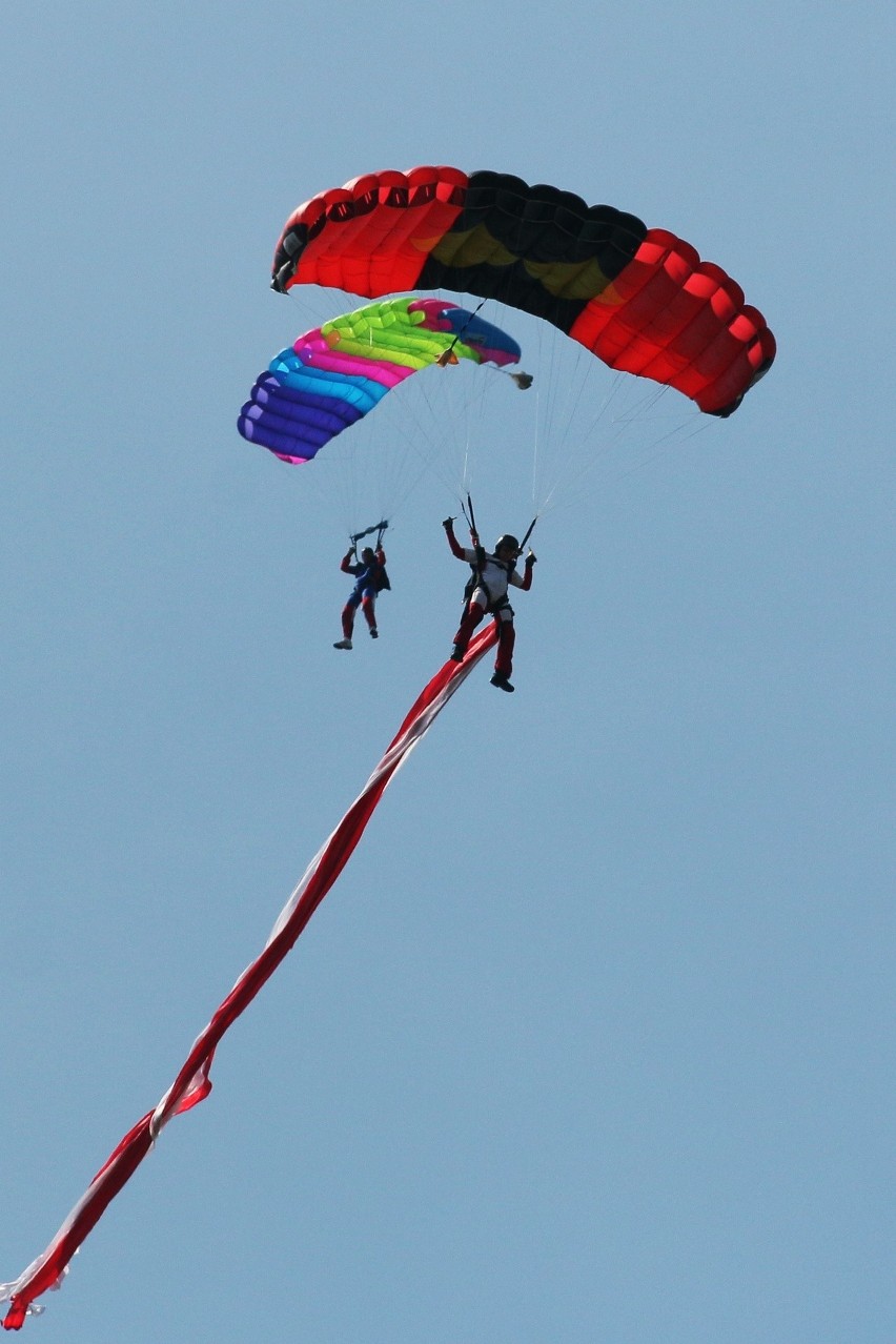 Air Festival Świdnik. Taniec Biało - Czerwonych Iskier na niebie [ZDJĘCIA, WIDEO]