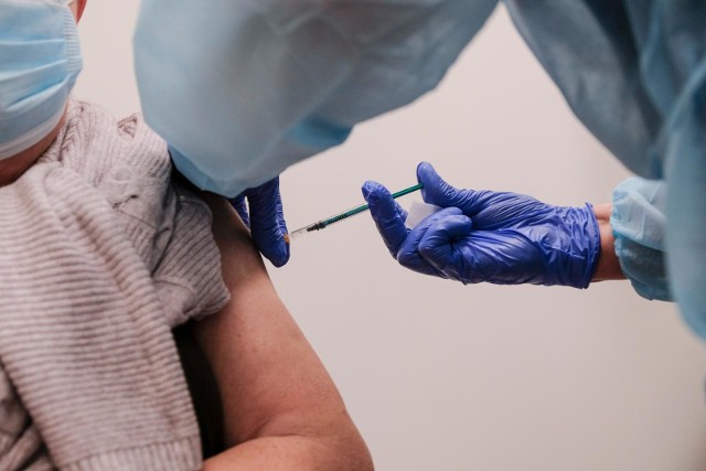 Między 1 a 3 maja każda dorosła osoba z e-skierowaniem będzie mogła skorzystać z zaszczepienia się jednodawkową szczepionką Johnson&Johnson. Na Pomorze trafi łącznie 2 500 dawek szczepionki tej firmy