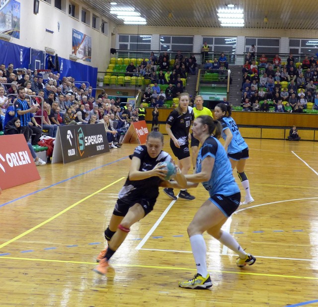 Handball JKS Jarosław (czarne stroje) walczył dzielnie, ale przegrał z Urbisem Gniezno.