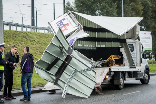 Do zdarzenia doszło dziś około godz. 9.40 na ul. Fordońskiej, na wysokości Bydgoskich Zakładów Sklejek "Sklejka-Multi SA". Jak informuje podkom. Przemysław Słomski, jadący w stronę Fordonu ciężarowy man z przyczepą załadowaną drewnem, skręcając w bramę zahaczył o fiata ducato. źródło: TVN Meteo Active / x-newsKierowca ciężarówki został ukarany mandatem za niezachowanie ostrożności podczas zmiany kierunku jazdy. 