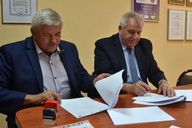 Wójt Strawczyna Tadeusz Tkaczyk (z prawej) podpisał umowę z Marianem Adamczykiem, szefem firmy „Adma”, która wykona inwestycję.