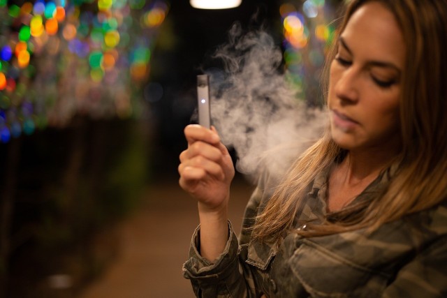 Według szacunków Instytutu Prognoz i Analiz Gospodarczych (IPAG) w 2023 roku w Polsce sprzedano blisko 100 mln sztuk jednorazowych, smakowych e-papierosów.