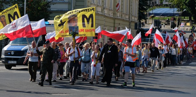 W środę rano rozpoczęła się 38. Przemyska Archidiecezjalna Piesza Pielgrzymka na Jasną Górę. Hasło brzmi „Żyć z Maryją w Duchu Świętym”.Pielgrzymkę można było rozpocząć w Przemyślu, albo w jednym z lokalnych ośrodków pielgrzymkowych: Lesku, Jarosławiu, Leżajsku, Brzozowie, Przeworsku, Łańcucie i Krośnie. Pątnicy wyruszający z tych ośrodków dołączają po kilku dniach do grup idących z Przemyśla.11 grup w 12 dni pokona 380 km – dziennie do przejścia jest 38 km. Pielgrzymi dotrą do Częstochowy 15 lipca.Zobacz także: Robert Choma nie będzie ponownie ubiegał się o wybór na prezydenta Przemyśla