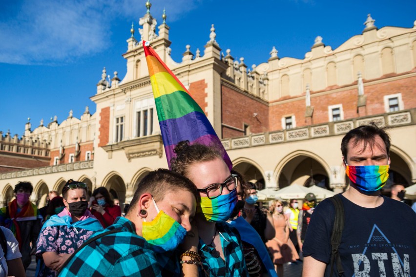 Kraków. Zamanifestowali solidarność ze społecznością LGBT. Protestowali przeciwko nienawiści i wykluczeniu [ZDJĘCIA]