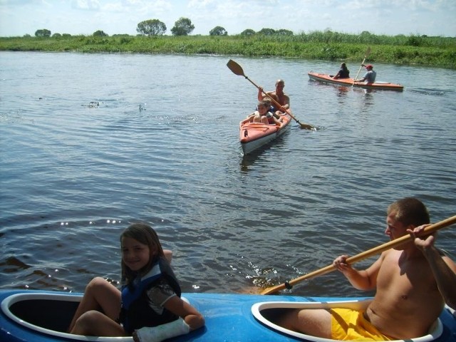Turyści często wybierali się na spływy kajakowe rzeką Narew. Z danych łapskiego Ośrodka Kultury Fizycznej wynika, że z tej formy wypoczynku skorzystało 500 osób. 