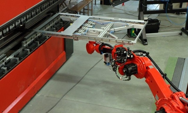 Robot Motoman, jeden z dwóch najnowocześniejszych w Europie, we włoszczowskim ZPUE. Fot. Anna Kowalska