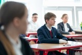 Egzamin ósmoklasisty 2024 - język polski. Jakie zadania sprawiły problem uczniom podstawówek? Zobacz ARKUSZE i ODPOWIEDZI