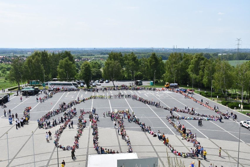 Piekary pobiły rekord Polski, tworząc wspólnie najdłuższy “łańcuch odblasków”