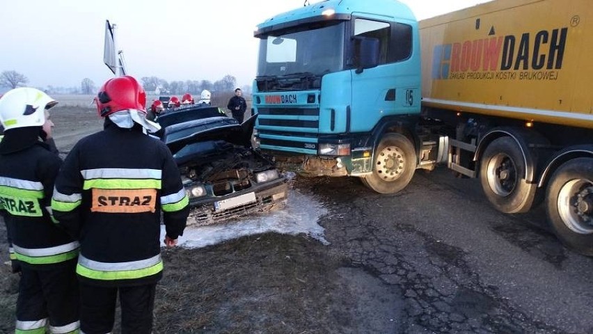 Wypadek w Opalenicy: Dwie osoby w szpitalu po zderzeniu BMW...
