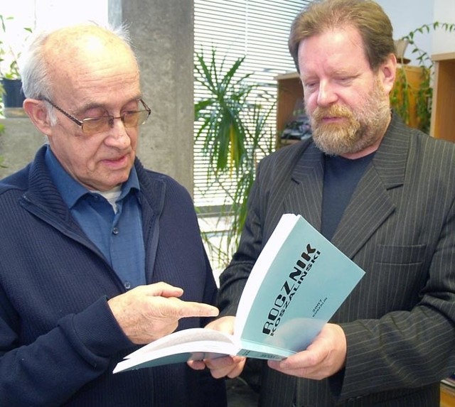 Najnowszy "Rocznik Koszaliński&#8221; przynieśli do naszej redakcji członkowie kolegium redakcyjnego: Jerzy Rudzik (z lewej) i Jerzy Banasiak.