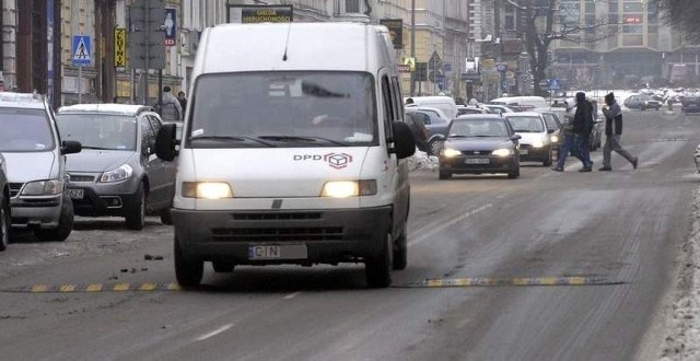 Kierowcy omijają progi zwalniające na ul. Wojska Polskiego. 