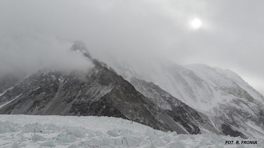 Wyprawa na K2 udziałem Piotra Tomali z Lublina. Śnieżyce i spadające kamienie dają się himalaistom we znaki (ZDJĘCIA)