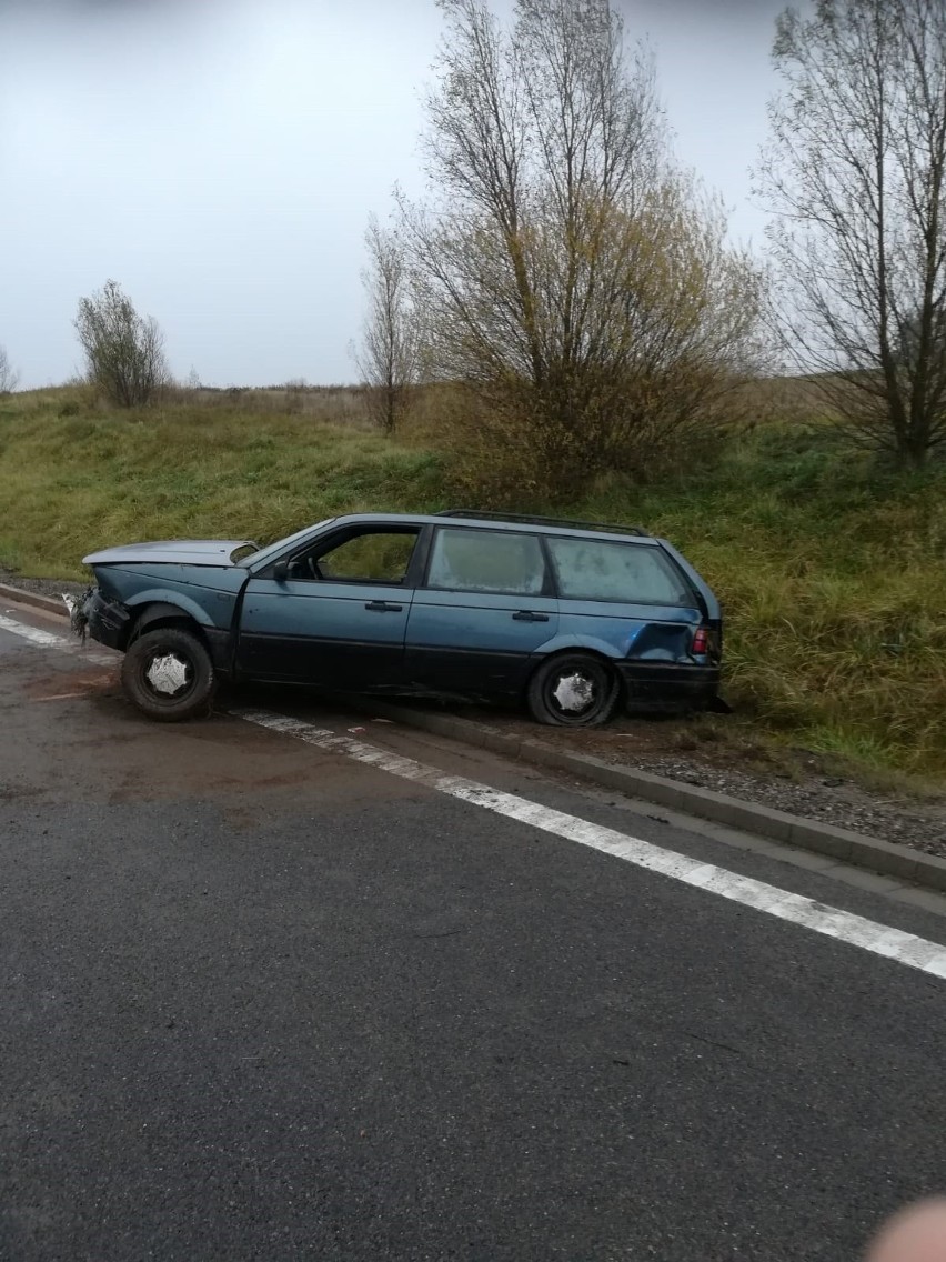 Wypadek na obwodnicy Gołdapi. Uniknął zderzenia z sarnami, ale zniszczył samochód (zdjęcia)