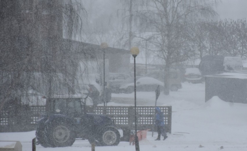 Śnieżyce, korki, zasypane drogi. Atak zimy w regionie. Sprawdź raport o stanie dróg