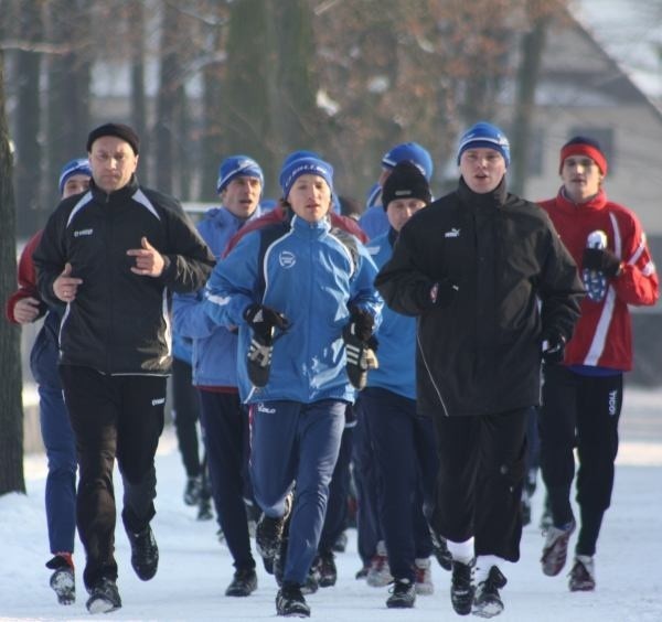 Zawodnicy MKS-u w parku przy stadionie w Kluczborku podczas wtorkowego treningu. W pierwszym rzędzie, od lewej: dwaj nowi piłkarze Tomasz Copik i Rafał Wodniok oraz asystent trenera Łukasz Becella, który odpowiada za przygotowanie fizyczne. 