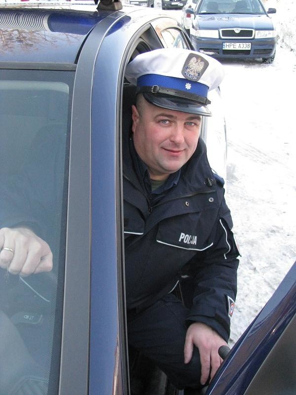 Na trasie w powiecie możemy spotkać m.in. Roberta Bryka, policjanta z zespołu ruchu drogowego ze Strzelec.