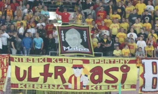 Kieleccy kibice rozwieszają na stadionie flagę poświęconą pamięci Karola.