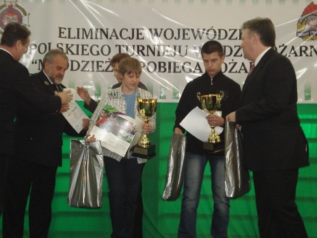 Mikołaj Nowakowski i Piotr Puton (z lewej)  odebrali puchary i nagrody 