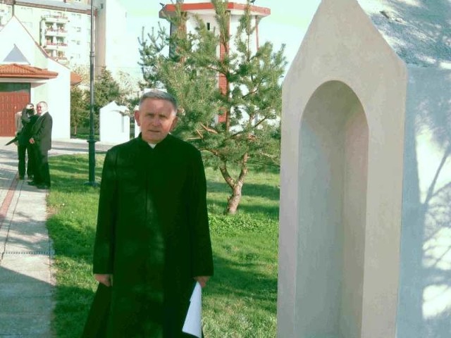 Ksiądz kanonik Aleksander Sikora przy jednej ze stacji przyszłej drogi krzyżowej