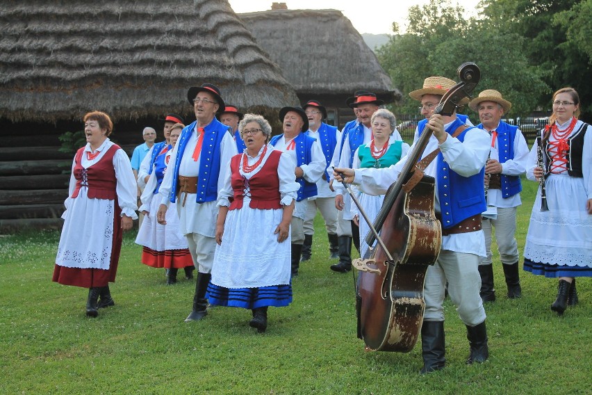 Wiły wianki i wrzucały je do falującej wody...