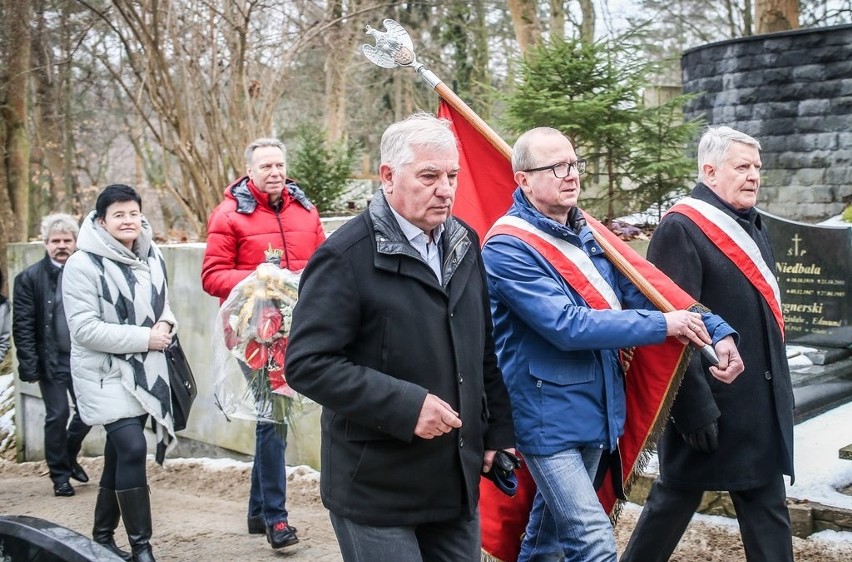 Henrykowi Życie w ostatniej drodze towarzyszyli rodzina oraz...