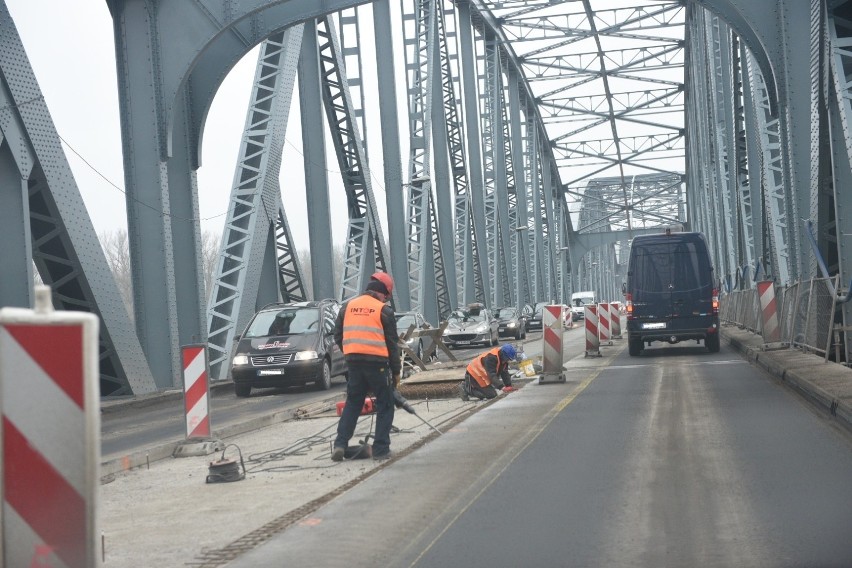 Remont mostu w Toruniu trwa już blisko rok.