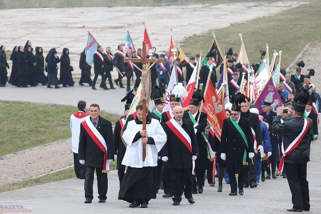 Obchody 32. rocznicy męczeńskiej śmierci bł. ks. Jerzego Popiełuszki we Włocławku rozpoczęły się we wtorek modlitwą przy krzyżu na tamie na Wiśle. Następnie przybyłe delegacje złożyły wieńce kwiatów. Procesja z relikwiami błogosławionego przeszła przez tamę do sanktuarium przy ul. Płockiej. Uroczystą eucharystię odprawiono pod przewodnictwem ks. Antoniego Ponińskiego.