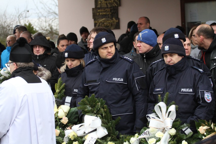 Ostatnie pożegnanie aspiranta Krzysztofa Węglińskiego z Tarnobrzega - policjanta, który zginął w wypadku jadąc na służbę  [ZDJĘCIA]