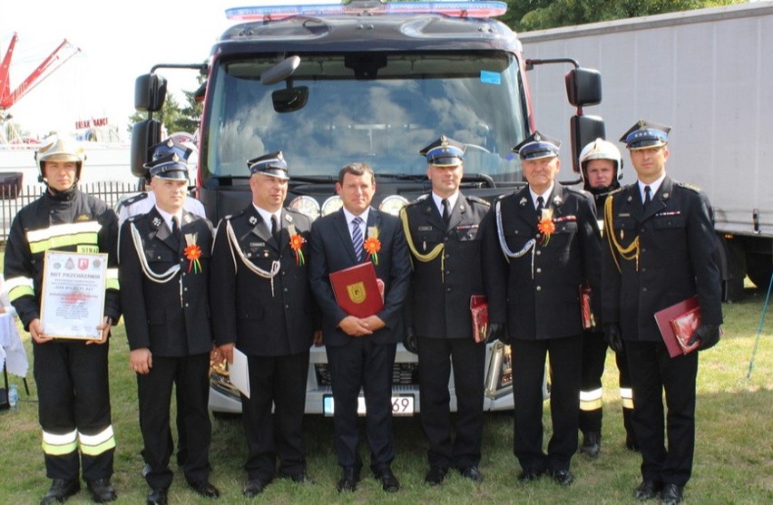 Strażacy ochotnicy z Krobielic w gminie Klimontów mają nowy samochód bojowy. Dostali go podczas Jarmarku na Świętego Jacka (ZDJĘCIA)