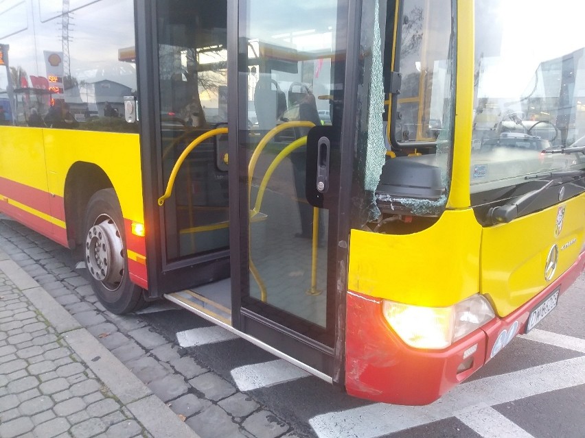Wypadek na Brucknera. Autobus MPK zderzył się z oplem