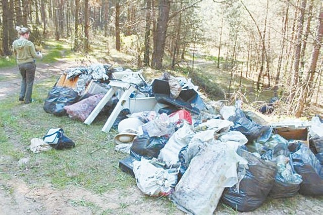 Kilkaset worków zużyli uczniowie przy sprzątaniu terenów Łomżyńskiego Parku Krajobrazowego