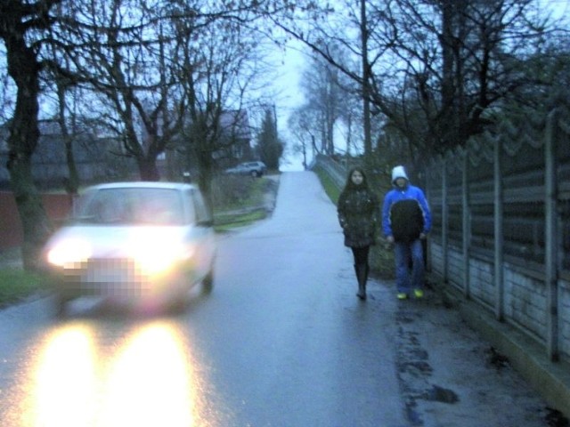 Przy ulicy Czwartaków nie ma chodników. Piesi muszą korzystać z jezdni i dlatego mieszkańcy posesji chcą, by ograniczyć ruch samochodów na tej drodze.