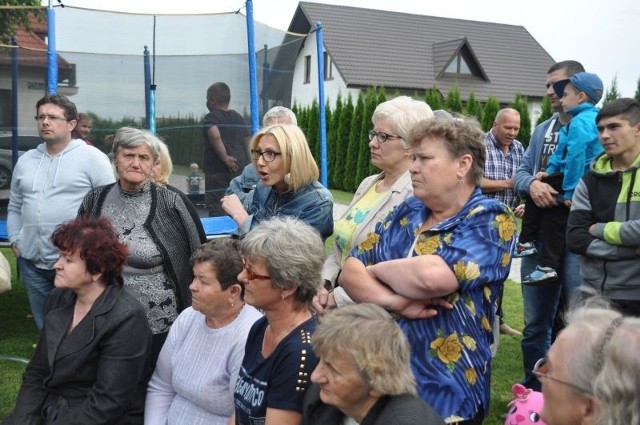 Mieszkańcy prowadzili w Zdziechowie ożywioną dyskusję z władzami gminy na temat hodowli norek.