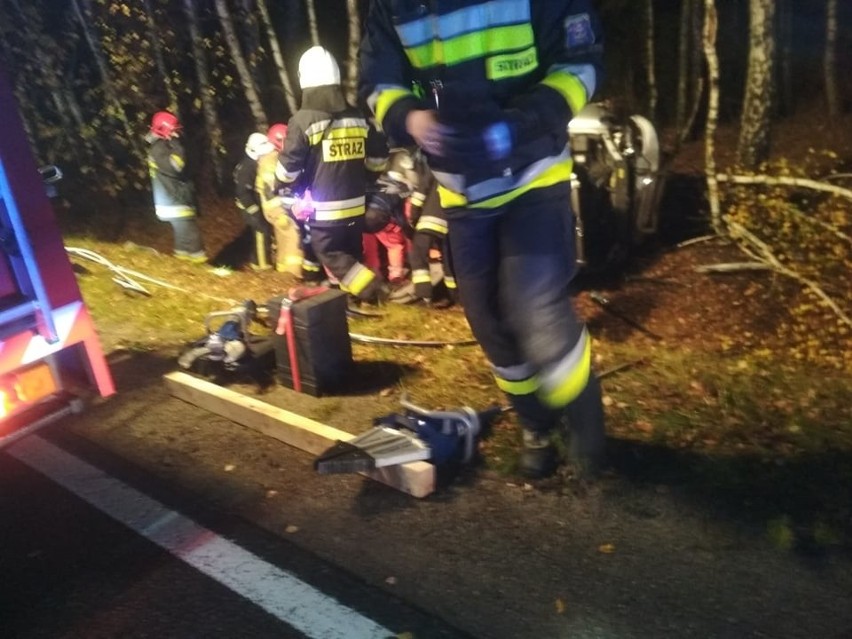 W Krzątce, na trasie Majdan Królewski - Bojanów samochód dachował w rowie, dwie osoby ranne [ZDJECIA]