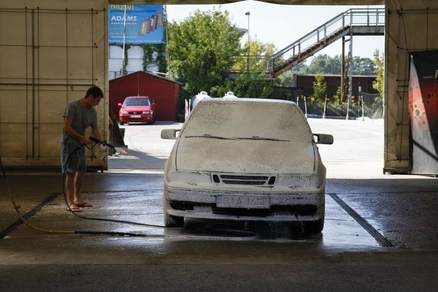 Myjnia samochodowa - ręczna czy automatyczna? Plusy i minusyfot. Wojciech Wojtkielewicz