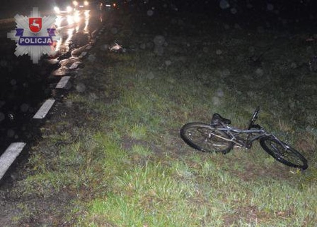 Samochód potrącił nieoświetlonego rowerzystę. Kierowca jednośladu trafił do szpitala